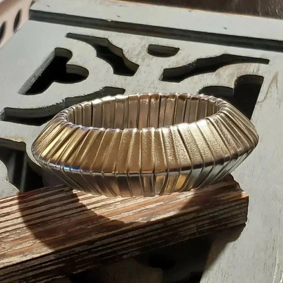 Slick Silver PU Vinyl Wrapped Chunky Retro Geometric Saucer Bangle Bracelet - Picture 4 of 9